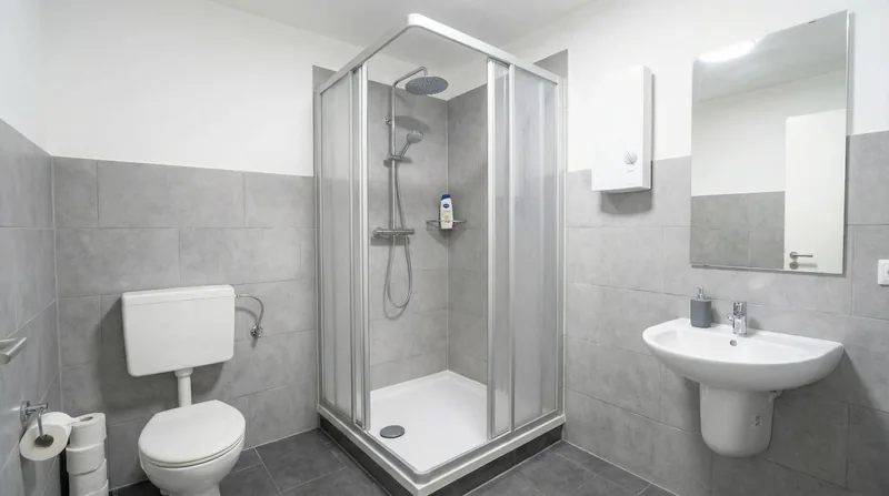 Duschbad mit Glaskabine, WC und Waschbecken am Rheinlanddamm 6